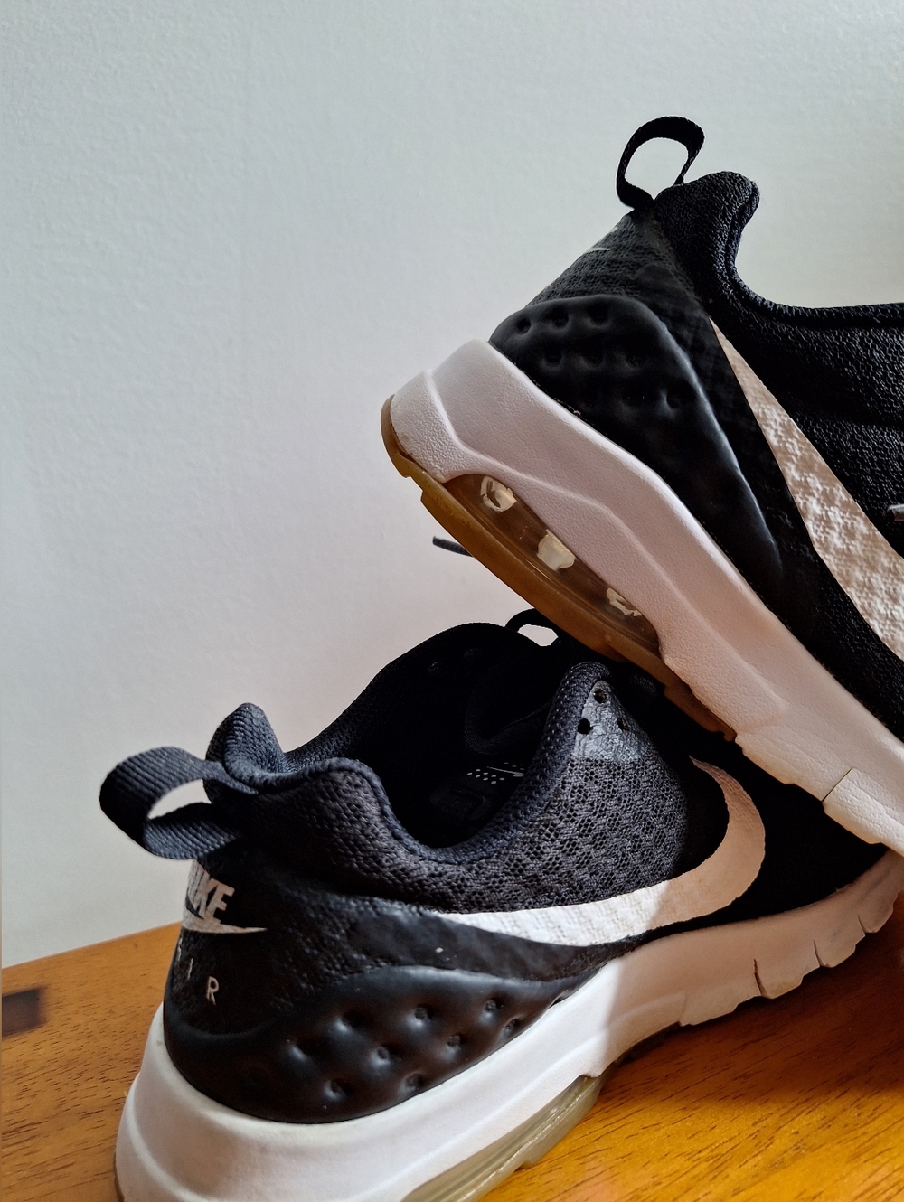 Nike Women's Air Max Motion Sz 6 Black White - Picture 8 of 13